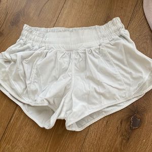 Size 4 white lululemon hotty hot 2.5 in shorts